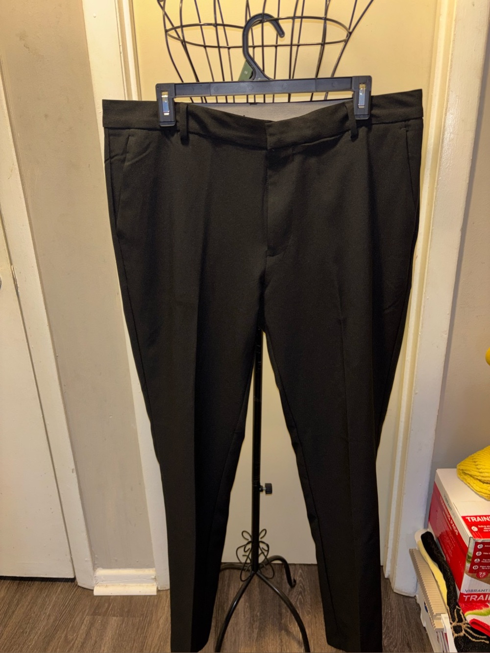 Van Heusen Men's Flex Flat Front Slim Fit Pant size 34/32..black..